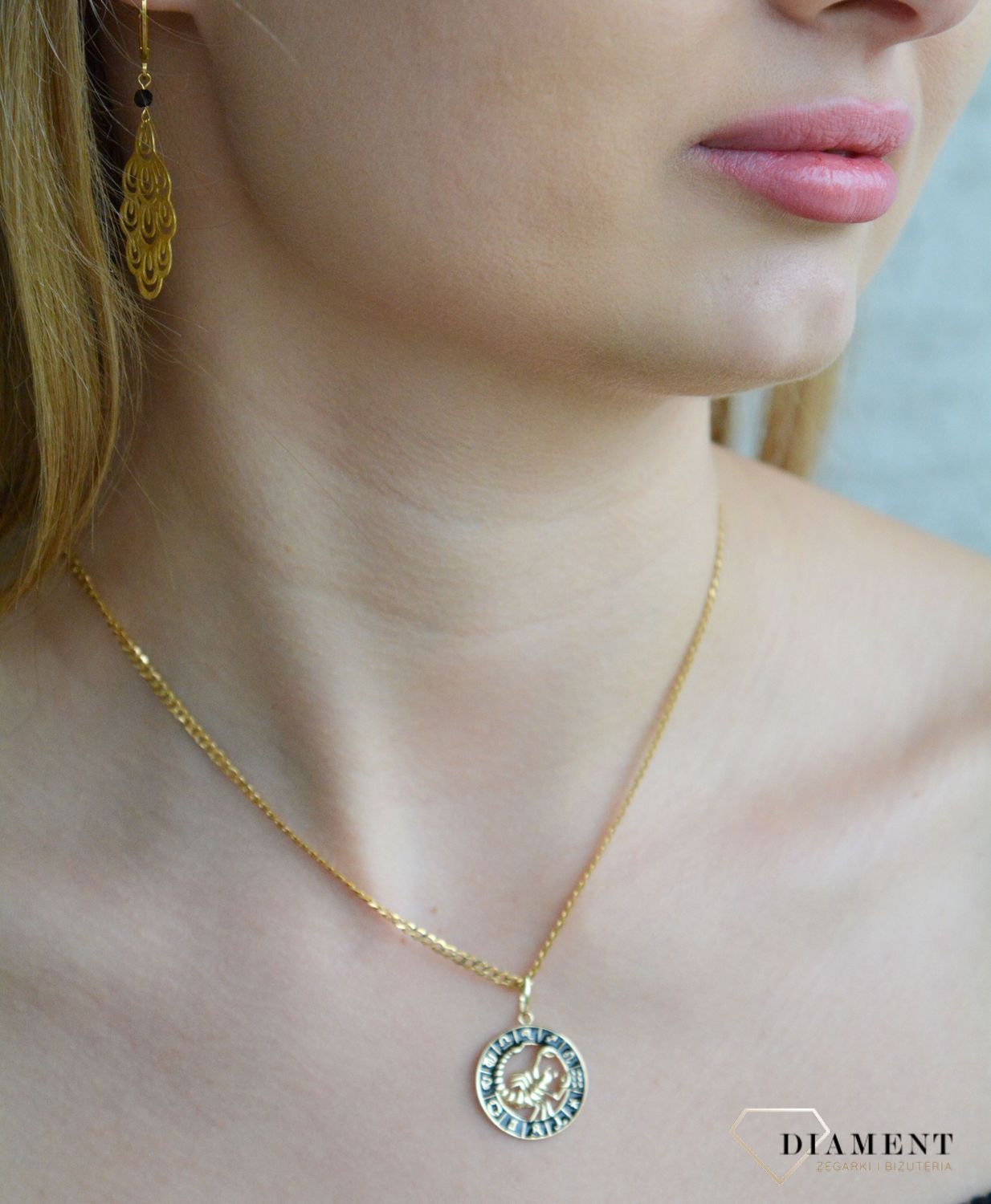 Złota zawieszka 585 znak zodiaku Skorpion z czarną emalią w kółku ZA 7310F.jpg